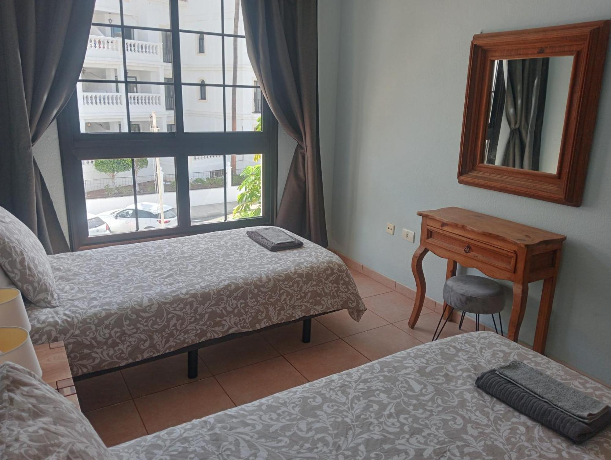 Greatly Located Apartment With Heated Pool, Los Cristianos Лос Кристианос Екстериор снимка