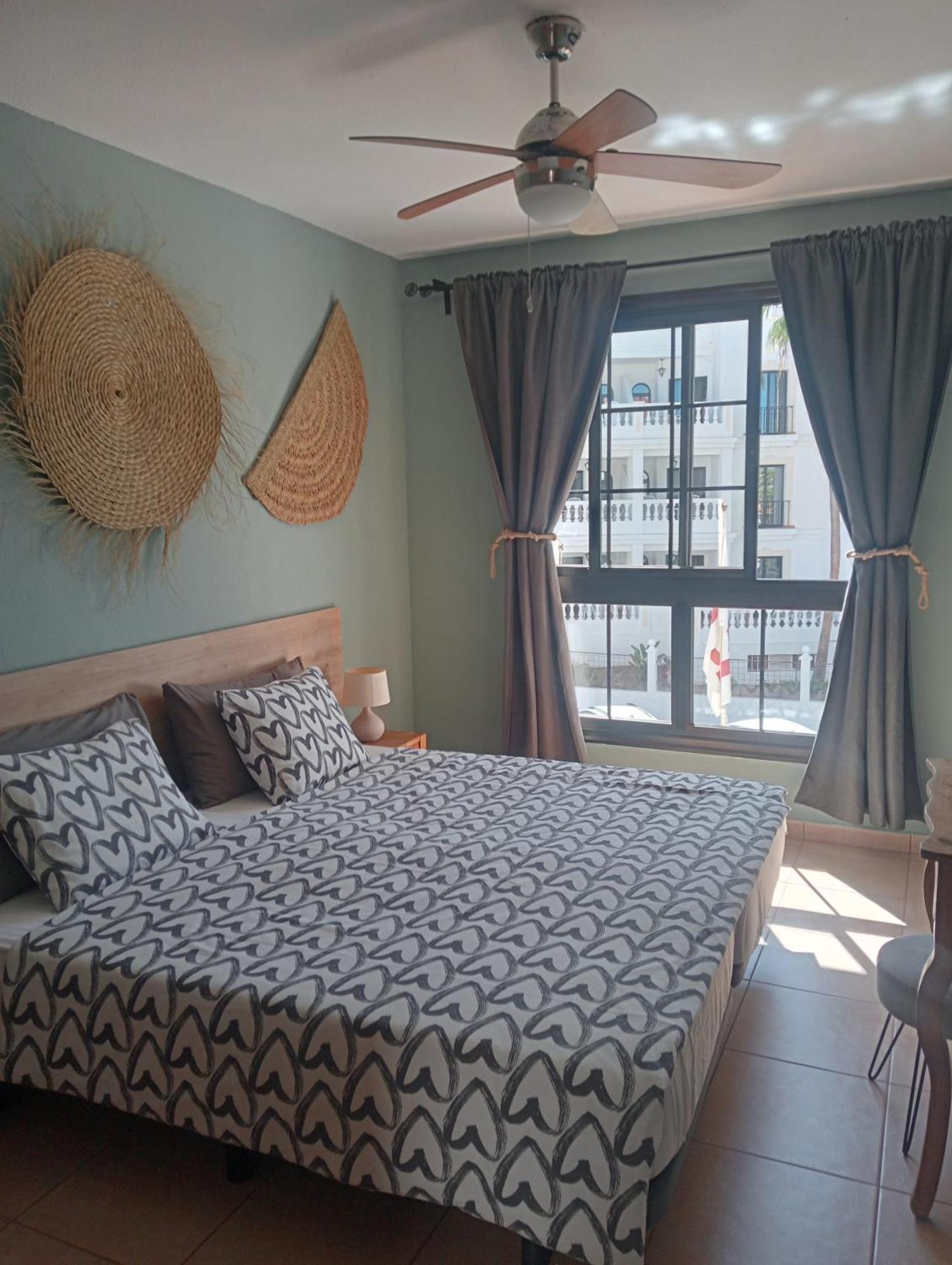 Greatly Located Apartment With Heated Pool, Los Cristianos Лос Кристианос Екстериор снимка