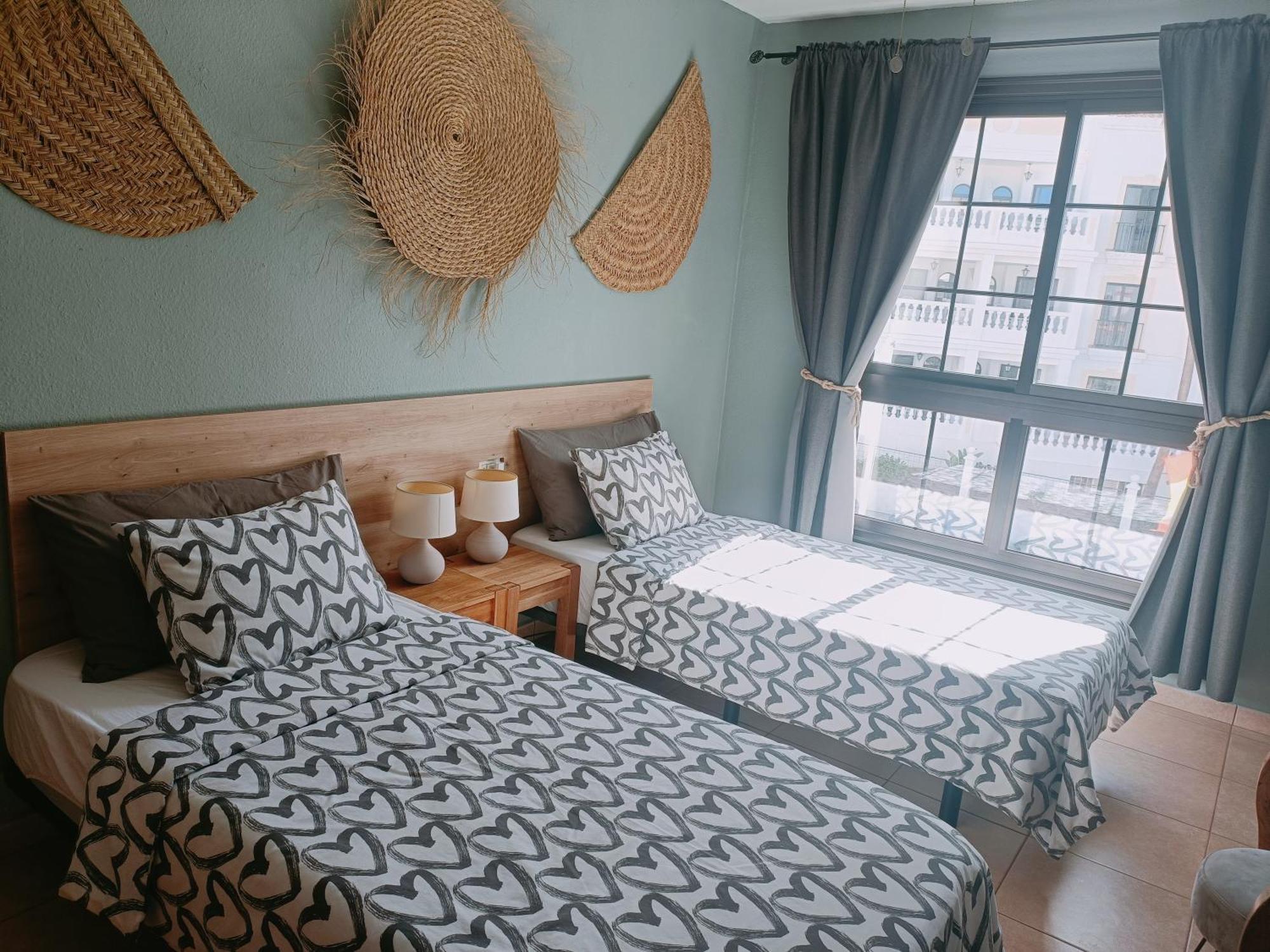 Greatly Located Apartment With Heated Pool, Los Cristianos Лос Кристианос Екстериор снимка