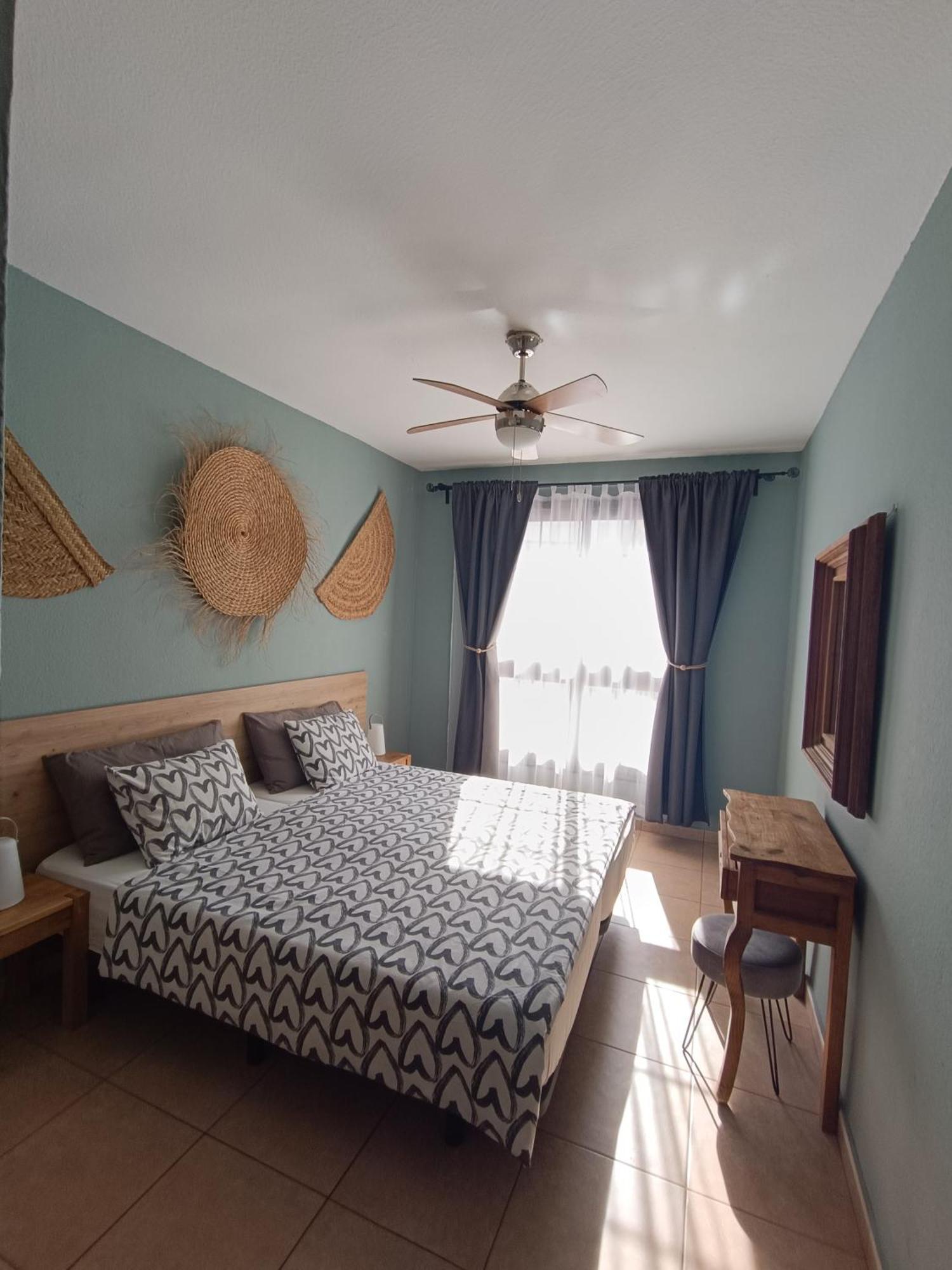 Greatly Located Apartment With Heated Pool, Los Cristianos Лос Кристианос Екстериор снимка