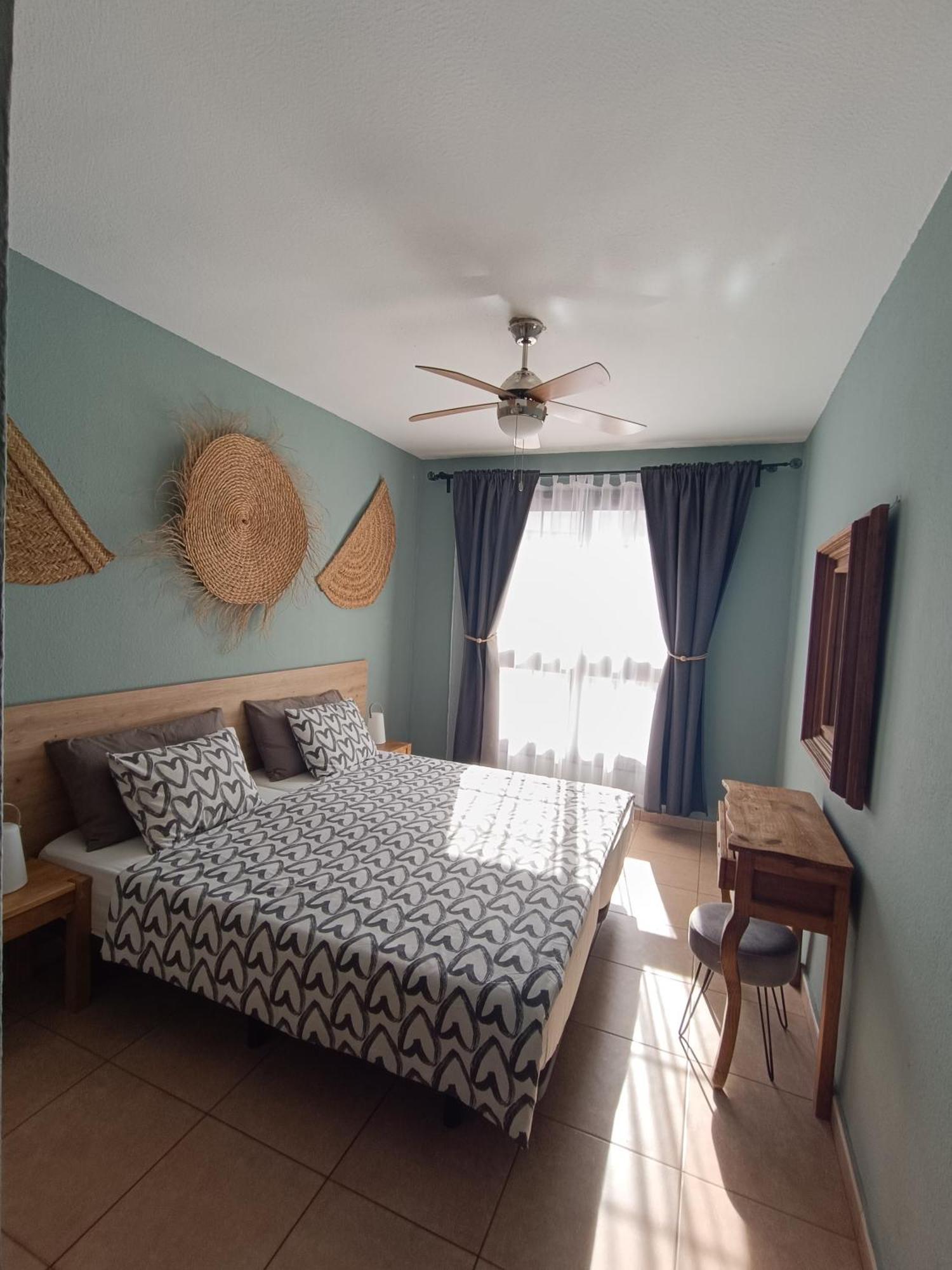 Greatly Located Apartment With Heated Pool, Los Cristianos Лос Кристианос Екстериор снимка